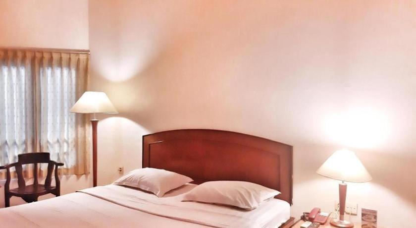 Alexander Hotel Tegal Dış mekan fotoğraf